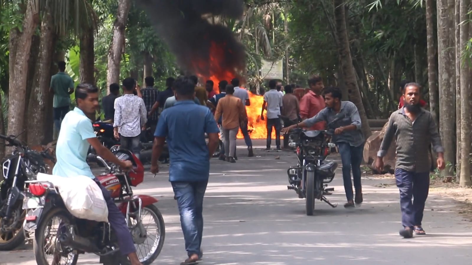নড়াইলের কালিয়ায় গাড়ী বহরে হামলার ঘটনাকে ভিন্নখাতে প্রবাহের অভিযোগ