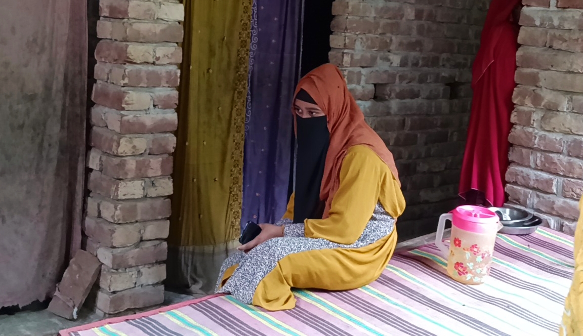 বিয়ের দাবিতে প্রবাসী প্রেমিকের বাড়িতে তরুণীর অনশন