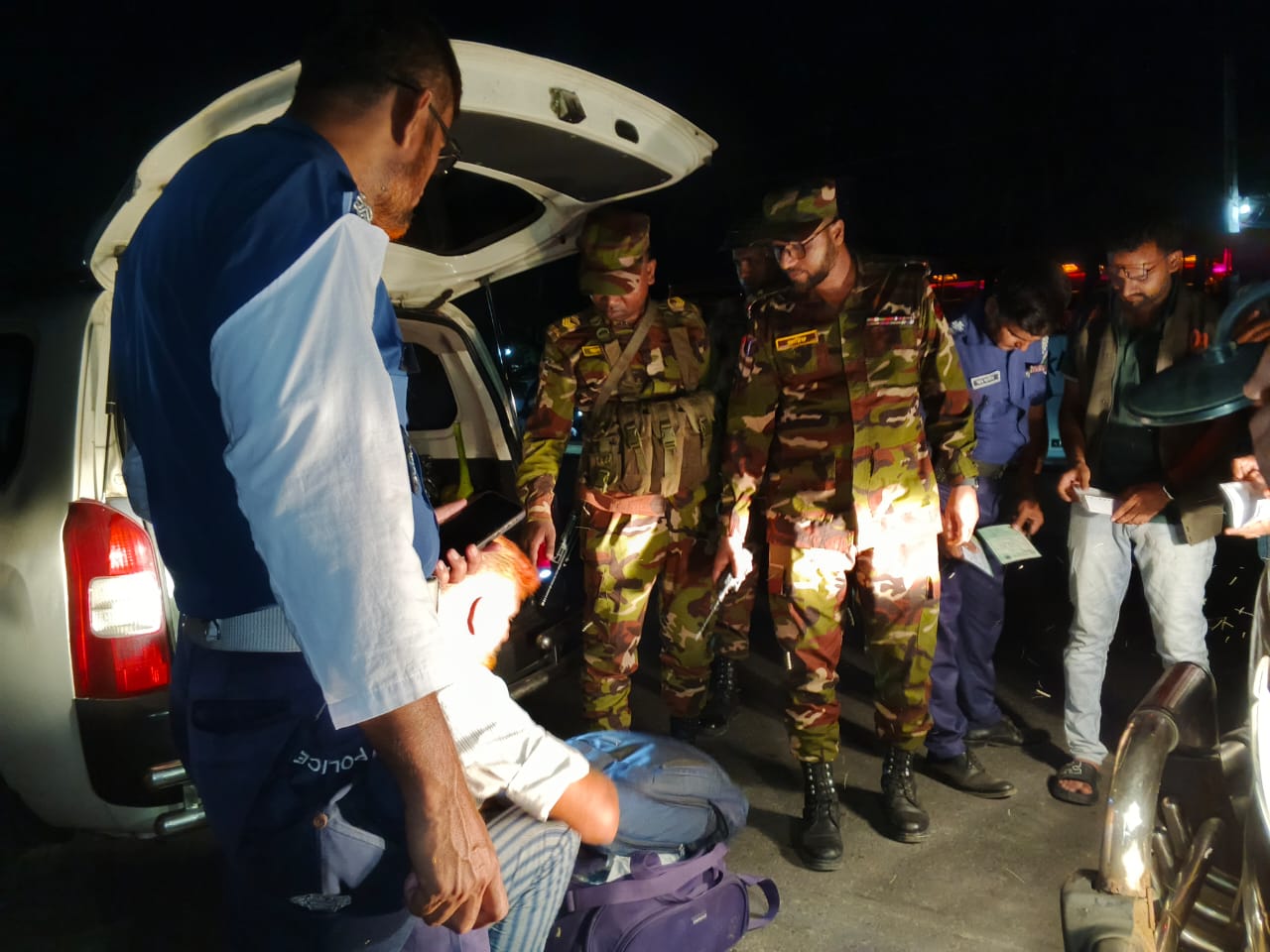 নড়াইলে যৌথ বাহিনীর অস্থায়ী চেকপোস্ট বসিয়ে অভিযান 