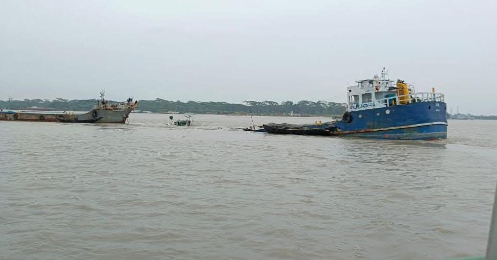 জাহাজের ধাক্কায় ডুবেছে ফ্লাইঅ্যাশ বোঝাই কার্গো